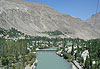Vue de Khorog avec le fleuve Gunt