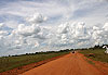 Route en terre rouge vers le sud