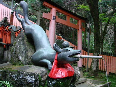 Renards et corbeaux de Fushimi Inari