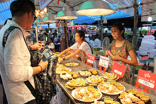 Stand de crustacés au marché de nuit de Chiang Mai  © Dominique Roland
