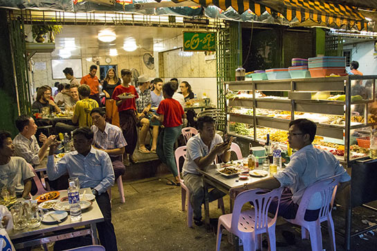 Resto de nuit à Yangon © Dominique Roland