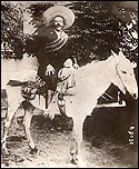 Le g�n�ral Villa, chef des rebelles mexicains. � M. Rol / Phototh�que Hachette.