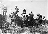 La guerre civile au Mexique. Attaque de rebelles. &copy; Charles Delius / Phototh&egrave;que Hachette.