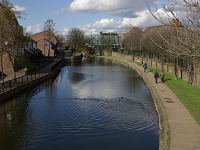 Deux parcs, le long d�un canal