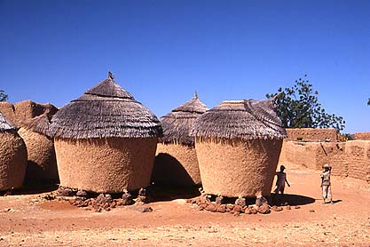 Greniers � mil dans le sud du pays.